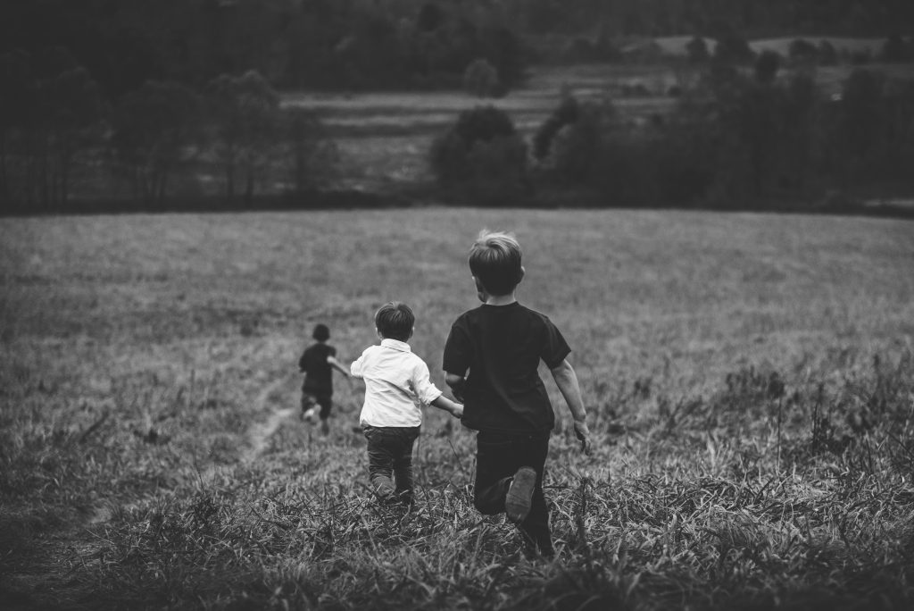 Hier sieht man laufende Kinder